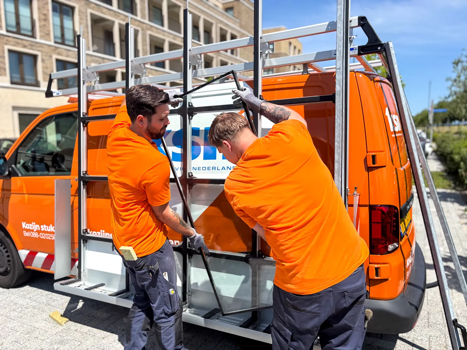 Onze volledig uitgeruste glasbus stelt ons in staat om glas snel, veilig en efficiënt te vervangen bij opdrachten door heel Nederland.