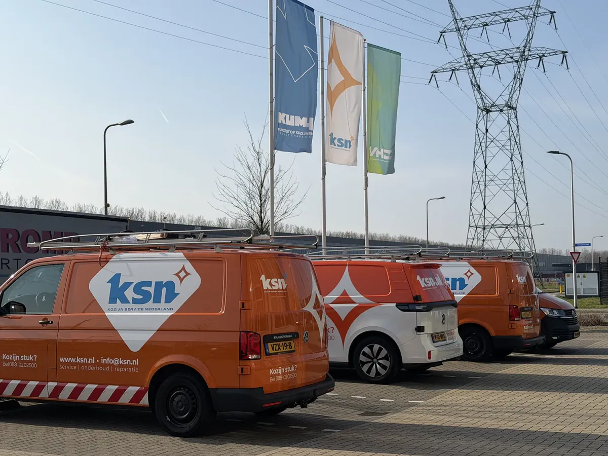 Oranje KSN VW Transporter en ID Buzz die voor het pand in Ridderkerk staan van de VHZ Groep