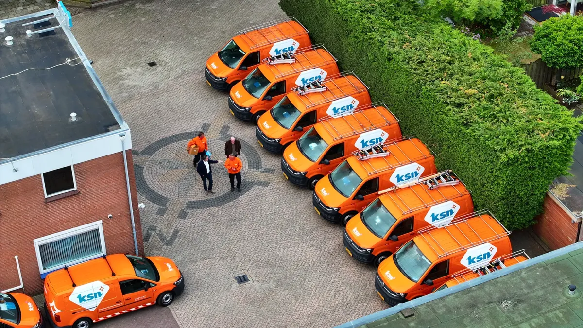 Hoofdkantoor in Wassenaar van Kozijn Service Nederland. Meerdere oranje bussen en VW Transporters van KSN