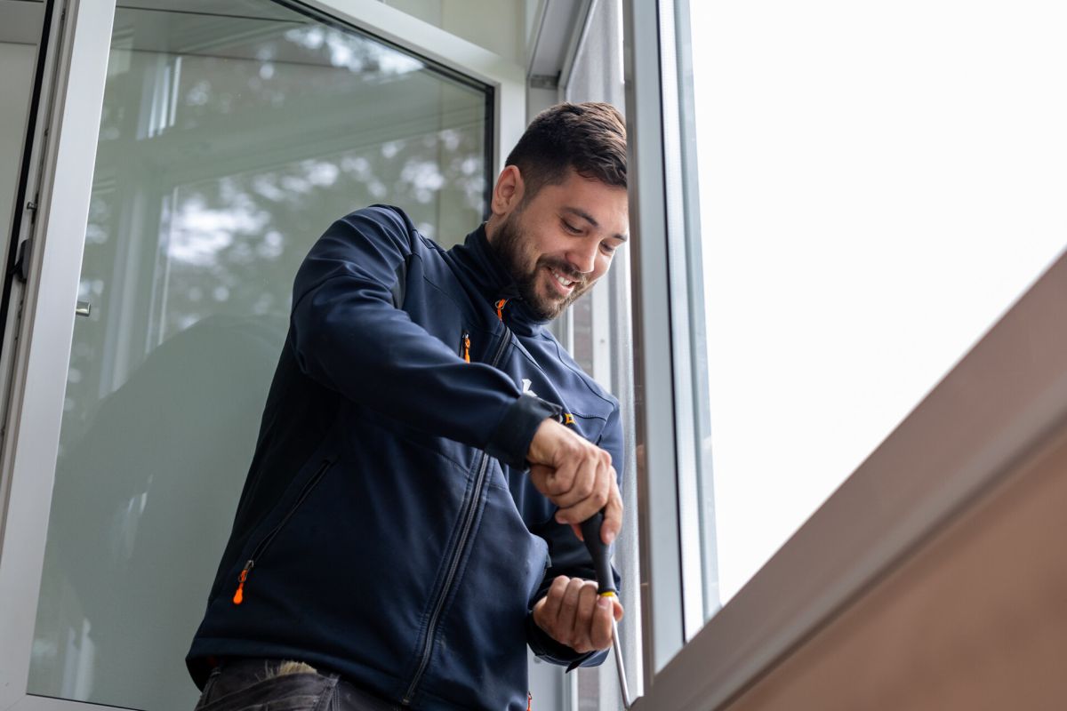 Servicemonteur bezig met reparatie voor KSN