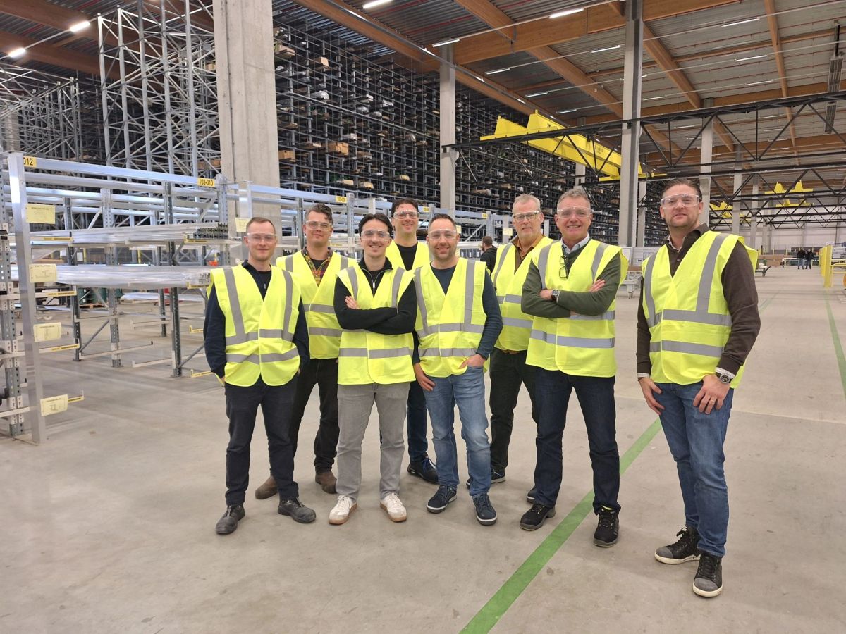 Teamfoto: Technische binnendienst van KSN was te gast bij Kawneer in Harderwijk