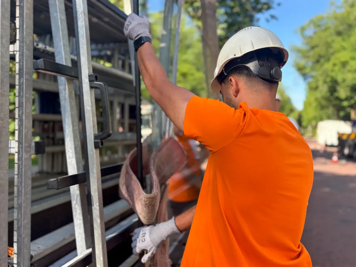 Glasvervanging met hijskraan bij project