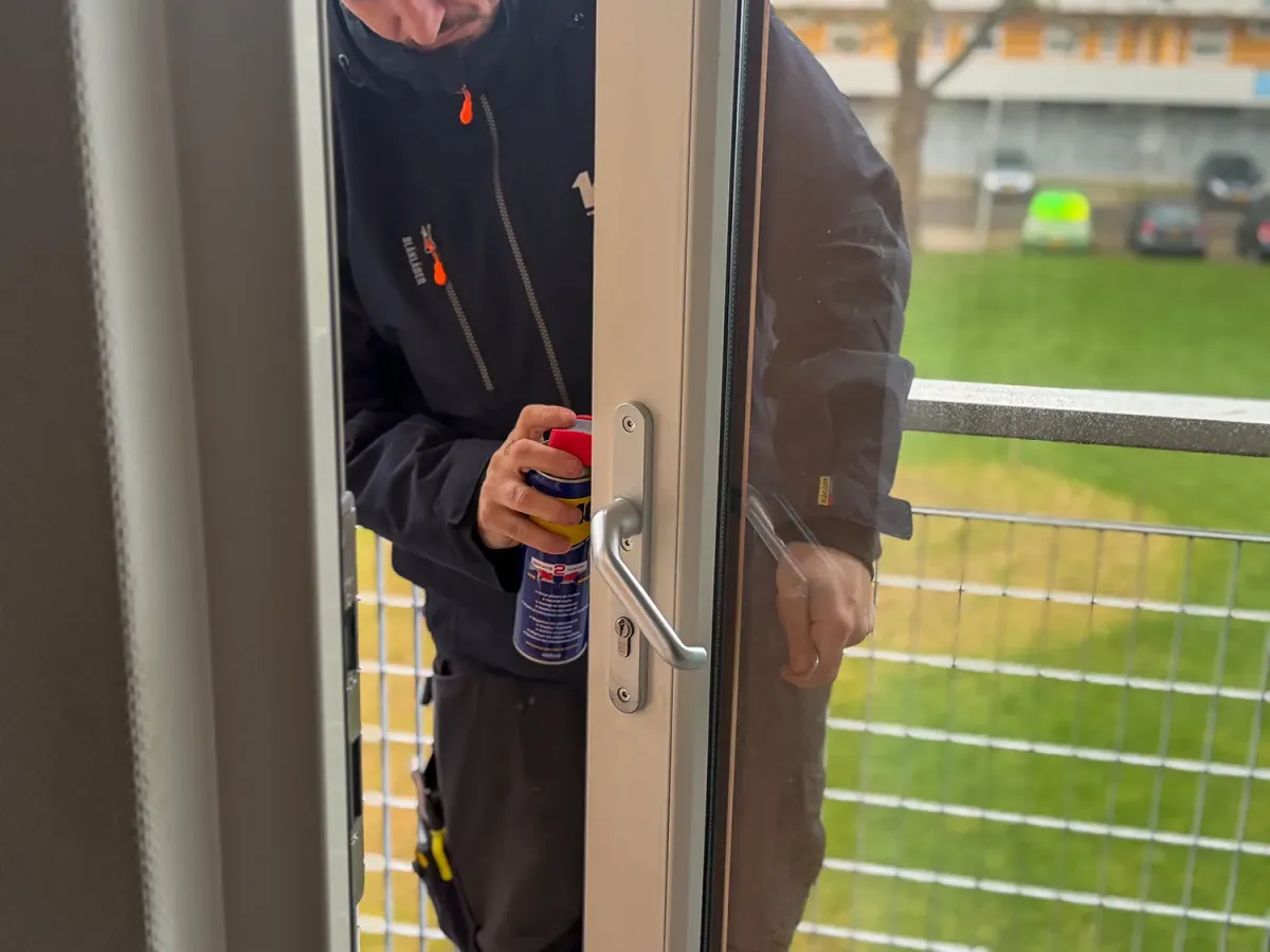 Periodiek onderhoud aan kozijnen bij woningcorporatie