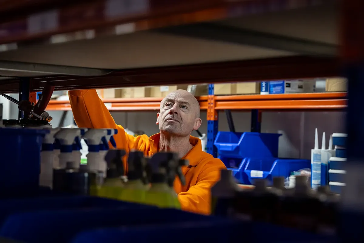 Collega bij KSN zoekt kozijnonderdelen in nette magazijn