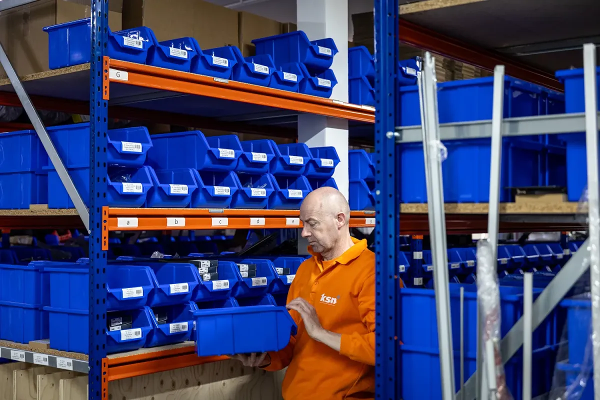 Kozijnonderdelen bij magazijn van KSN