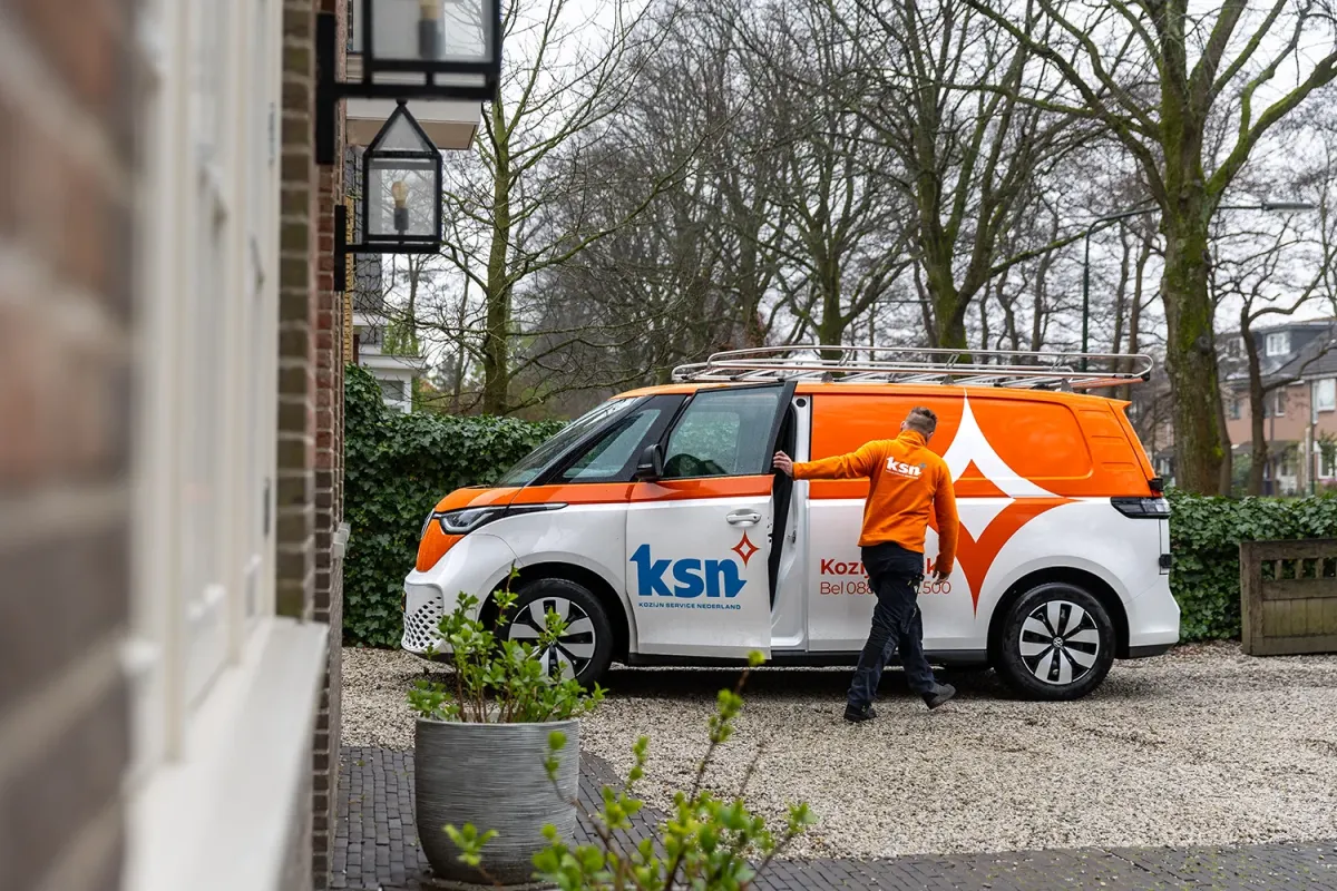 Servicemonteur die klus afrond bij klant