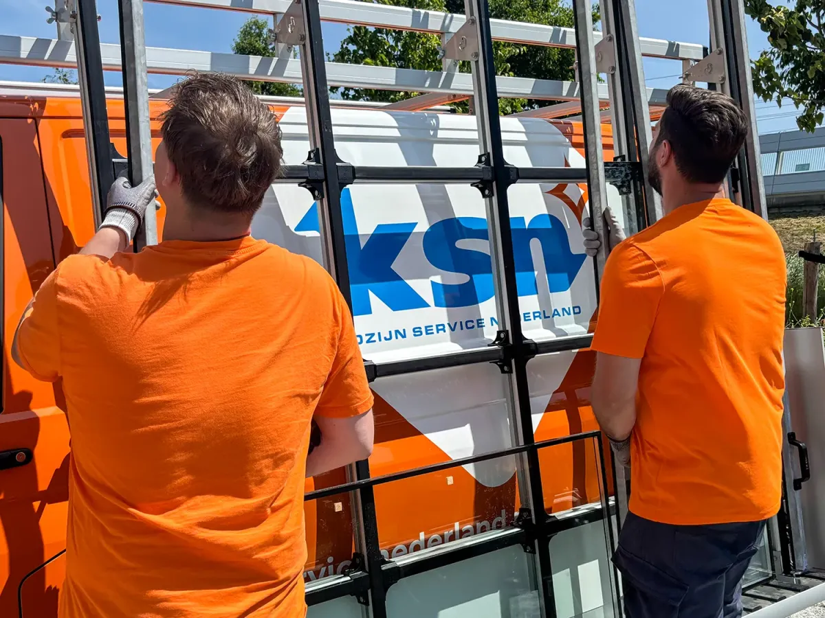 Glasvervanging bij project met de uitgeruste glasbus