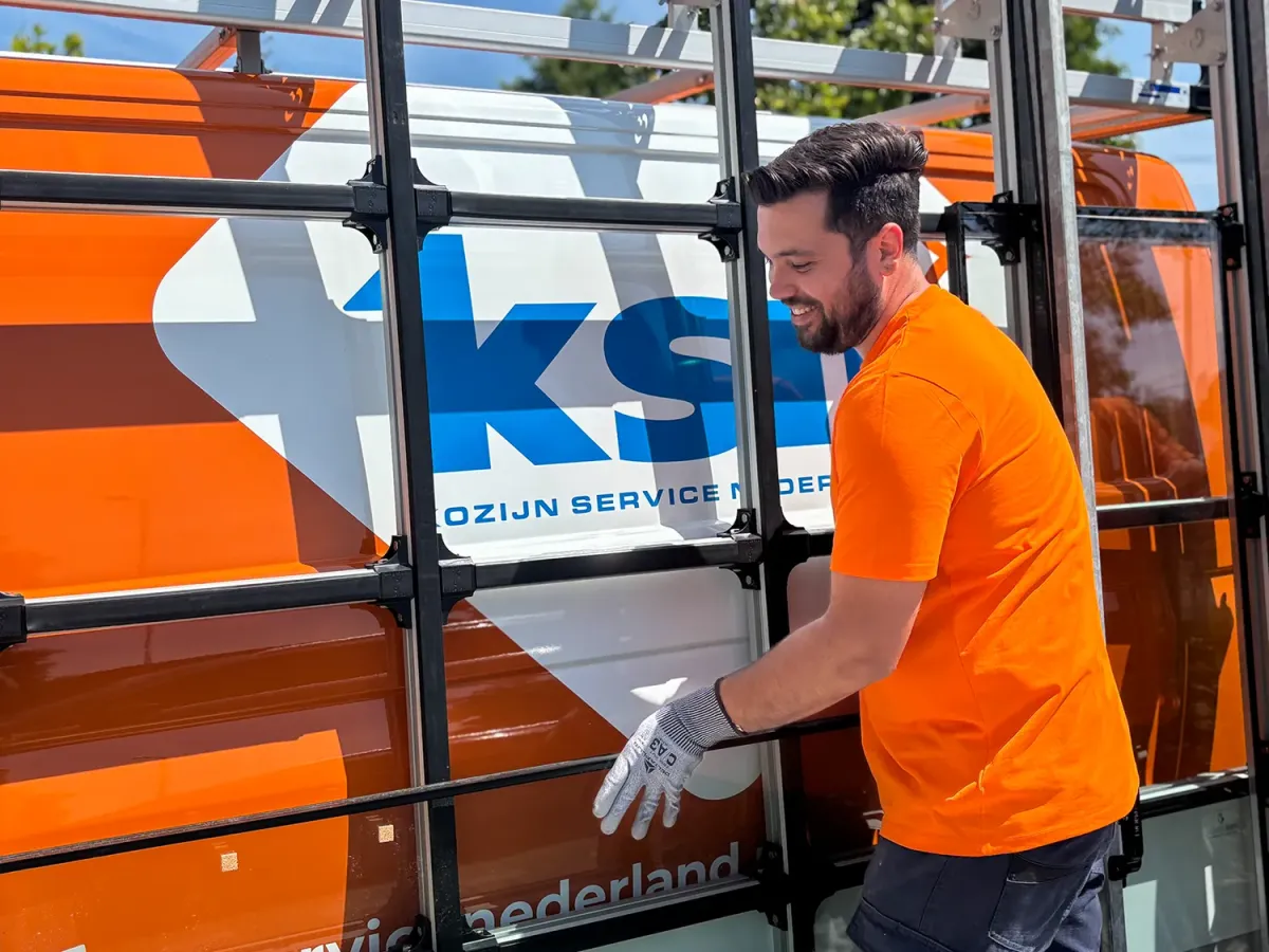 Servicemonteur met glasbus van KSN
