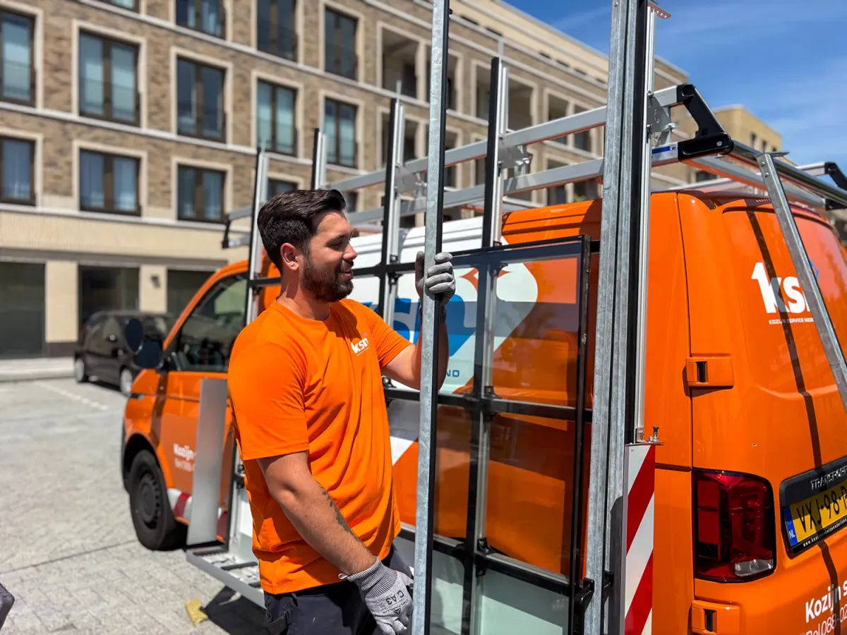 Onze volledig uitgeruste glasbus stelt ons in staat om glas snel, veilig en efficiënt te vervangen bij opdrachten door heel Nederland