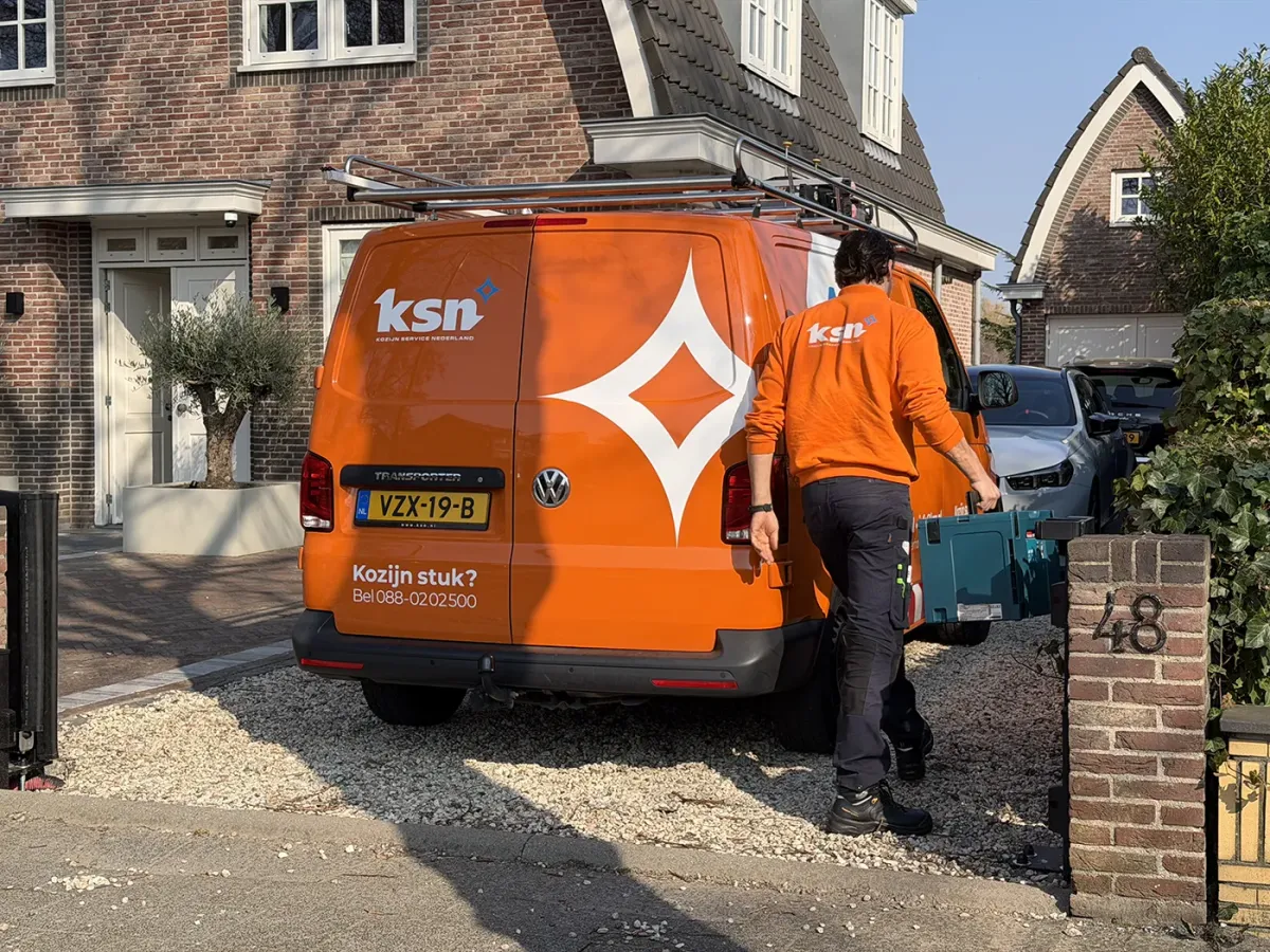 Servicemonteur van KSN die klus afrondt