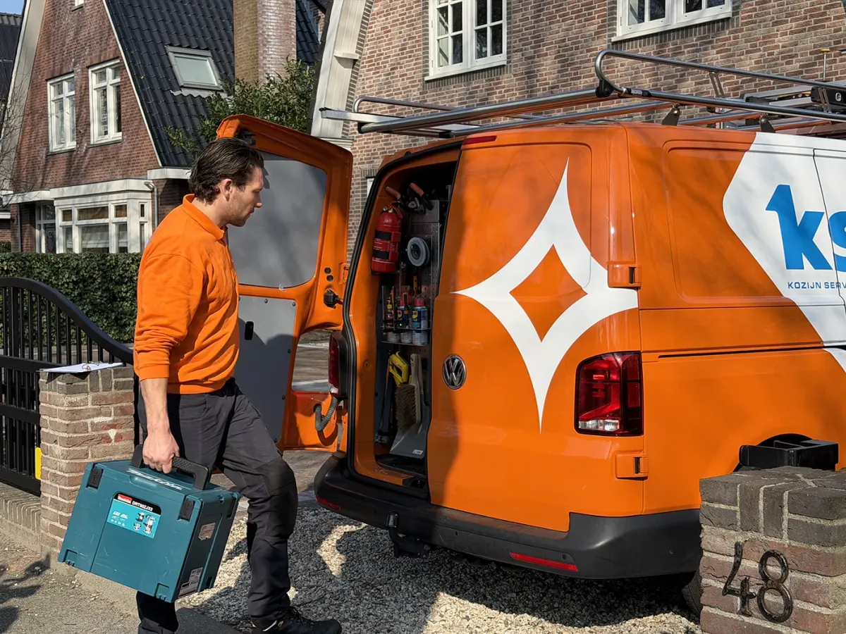 Servicemonteur met volledig uitgeruste bus bij klant