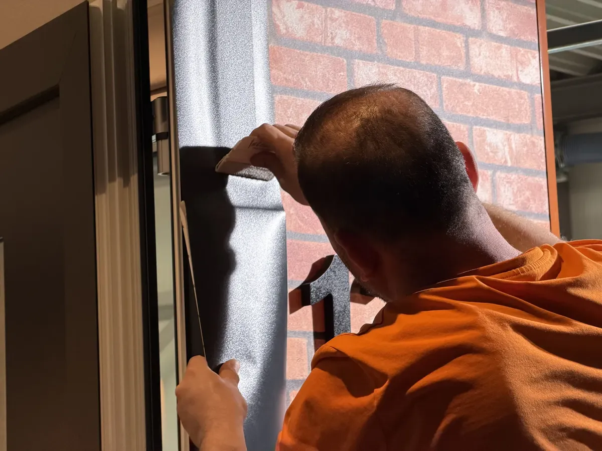 Foliëren van kozijnen bij schadeherstel