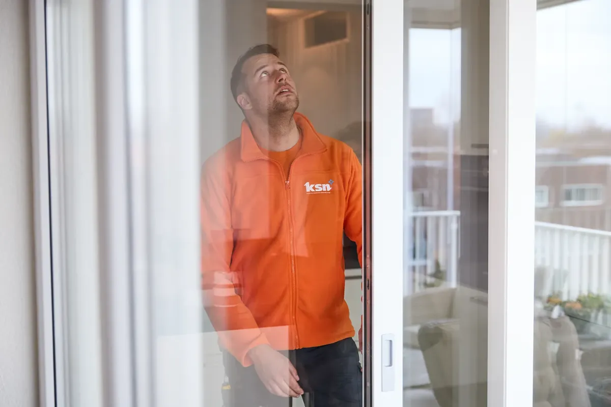 Controle bij ramen en schuifpuien door servicemonteur