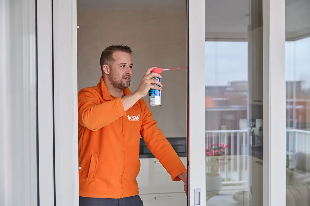 Preventief onderhoud uitvoeren bij kozijnen door servicemonteur