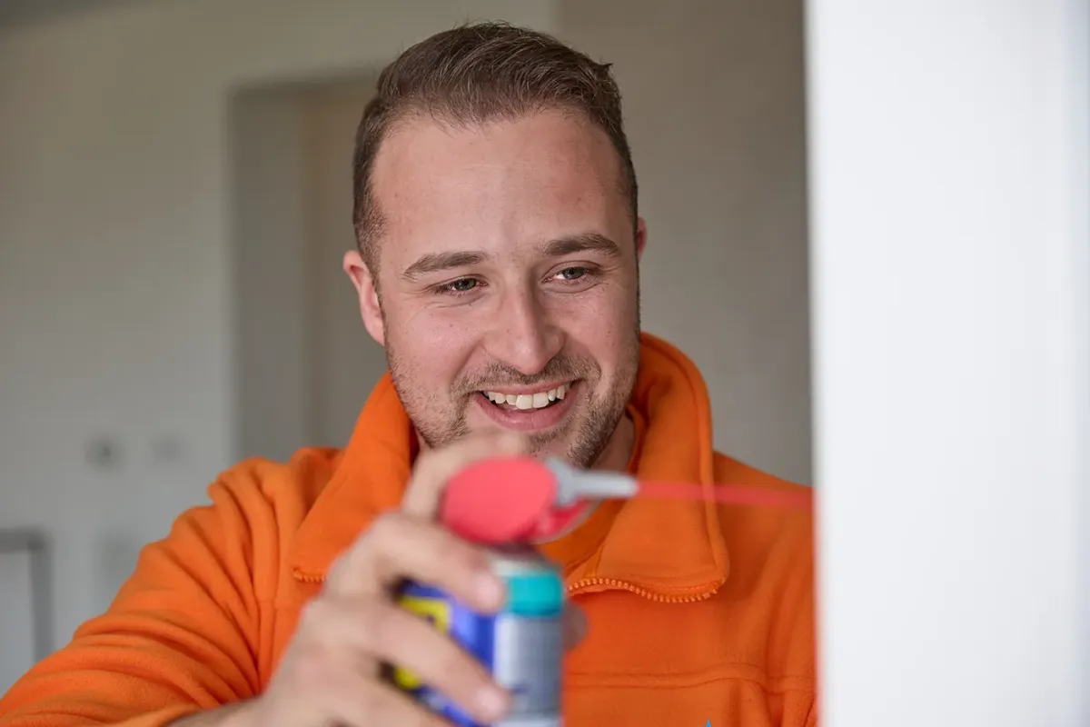 Preventief onderhoud aan je kozijnen door een servicemonteur van KSN die alles checkt