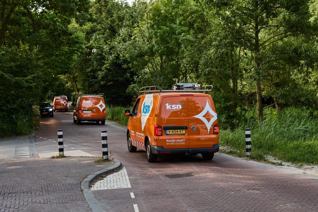 Bussen onderweg om een serviceklus te doen. 