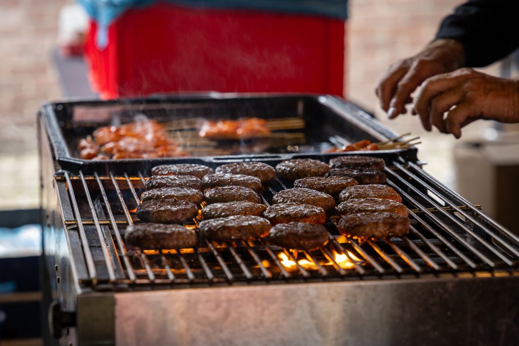 hamburgers grillen tijdens de zomer bbq van ksn