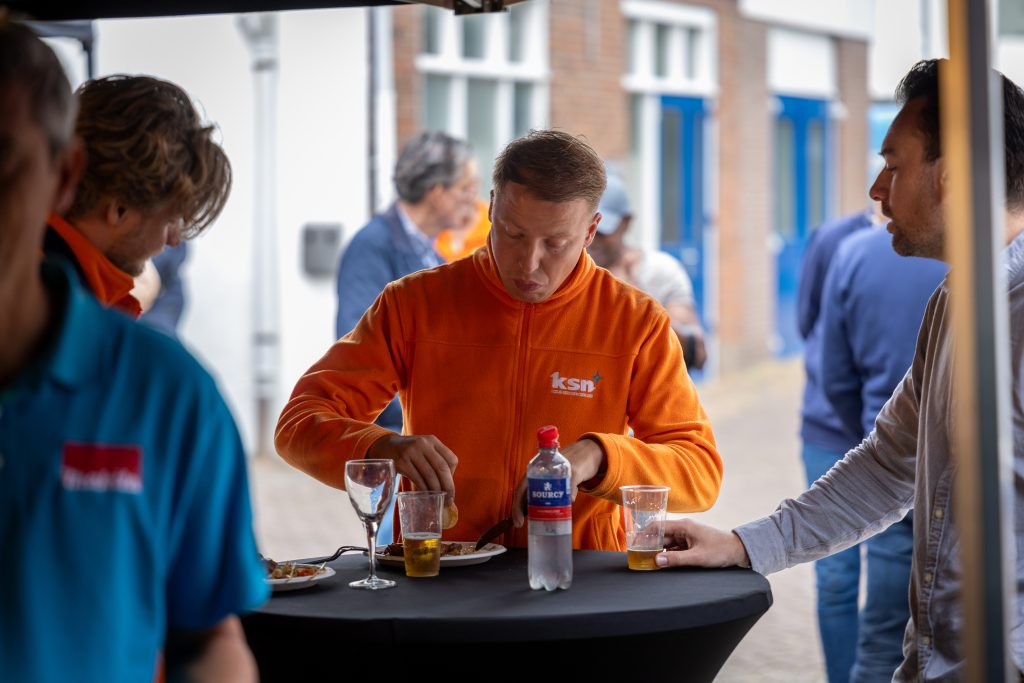 collega's bij de zomer bbq van ksn