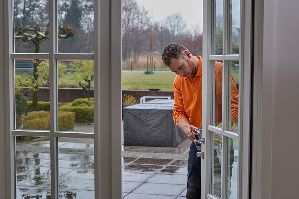 Hang- en sluitwerk voor kozijnen voor inbraakpreventie.