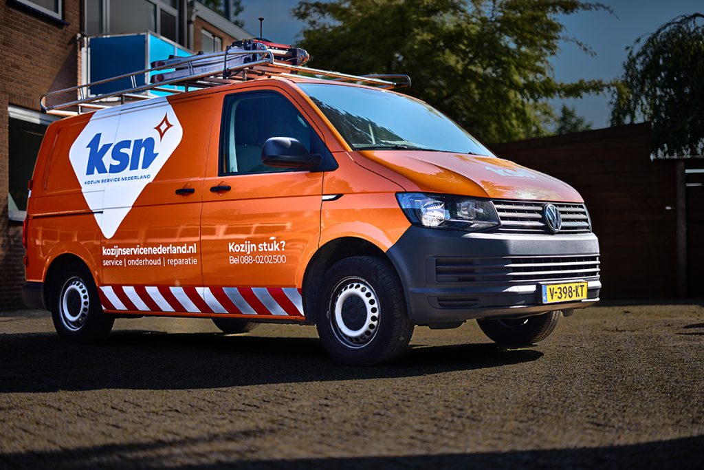 De Volkswagen Transporters bij het hoofdkantoor van KSN in Wassenaar. 