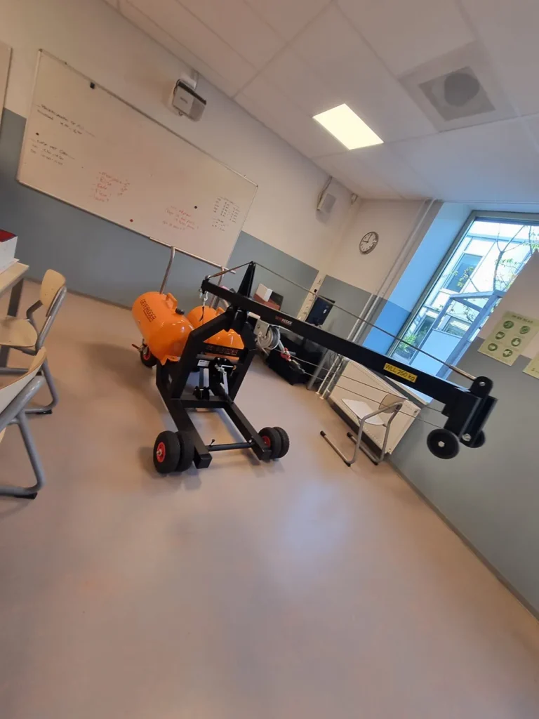 Dankzij dit slimme, lichtgewicht hulpmiddel van aluminium kunnen onze monteurs het glas veilig, gecontroleerd én zonder zwaar te tillen demonteren en monteren.