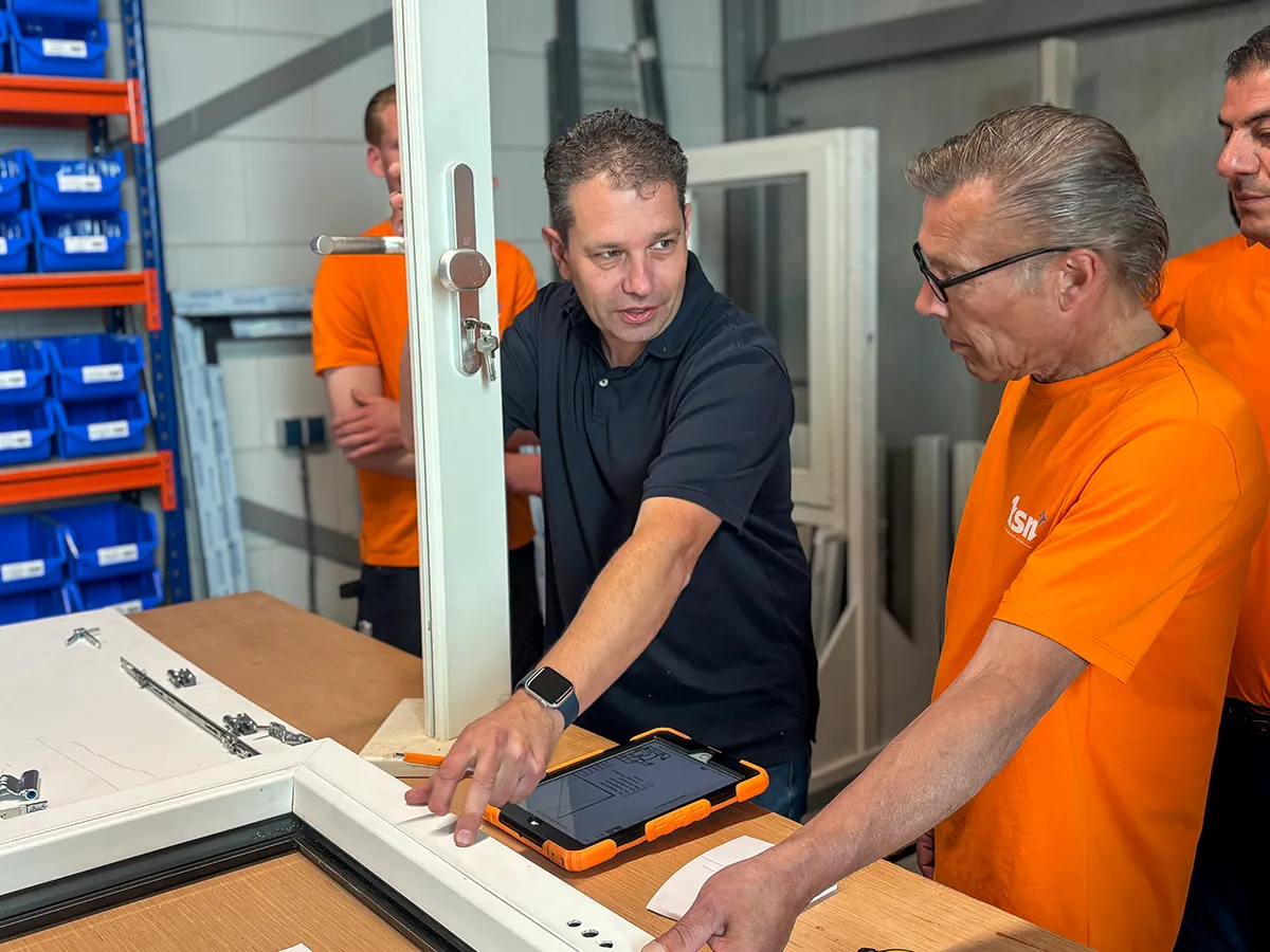 Eerste praktijkdag in de ksn academy over raambeslag